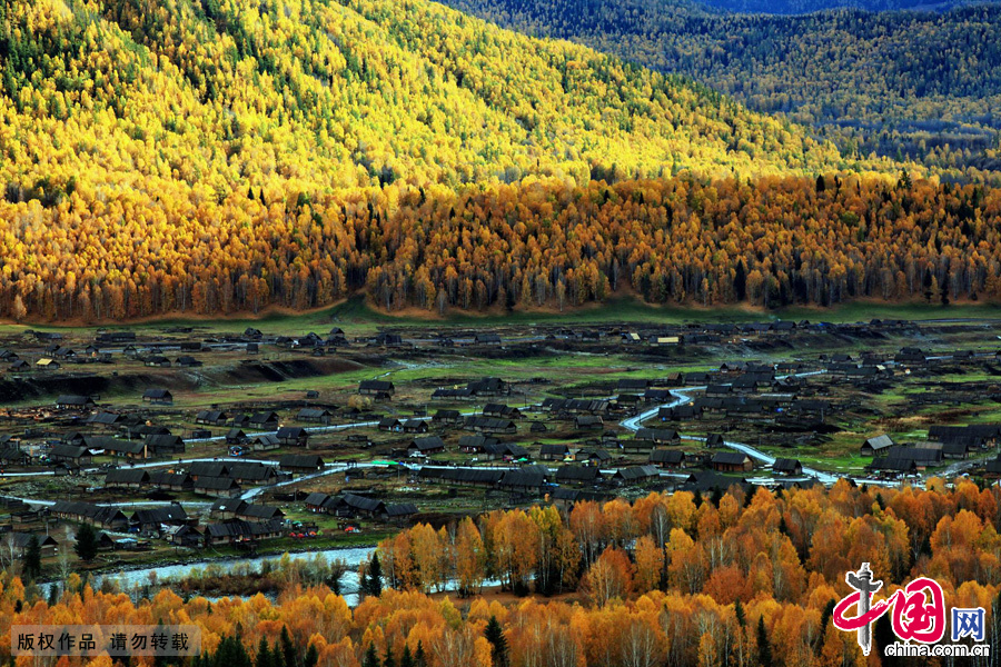 Located within the Kanas Lake scenic area in the north of Xinjiang, Hemu, one of the six most beautiful villages in China, is a rather primitive village. Here, visitors can enjoy the snow mountain, icy lake, grassland and primitive Tuwa minority village whom lived there thousand years. The beautiful scenery of Hemu Village in the early winter has attracted many tourists.[China.org.cn]