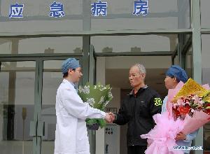 An H7N9 patient surnamed Yang is discharged from Shanghai Public Health Clinic Center after being successfully treated in Shanghai, east China, April 18, 2013. [Photo/Xinhua]