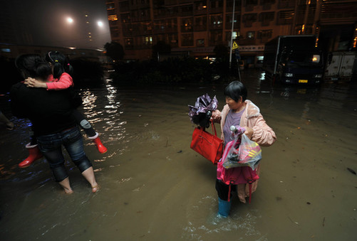 A strong thunderstorm hits Changsha, Hunan Province last night. The provincial meteorological bureau said torrential rains are expected in two days. [Sina] 