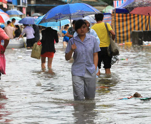 Rainstorms hit South China