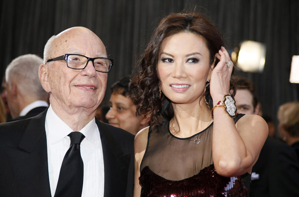 Rupert Murdoch, chairman and CEO of News Corporation, arrives with his wife Wendi Deng at the 85th Academy Awards in Hollywood, California in this February 24, 2013 file photo. [China Daily via Agencies] 