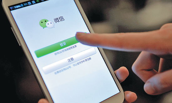 A user logs on to the WeChat service on a smartphone in Boao, Hainan province. Tencent Holdings Ltd has started to provide online payment services through the social networking and messaging service. [China Daily]