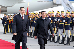 Premier Li Keqiang attends a welcoming ceremony with his Romanian counterpart Victor Ponta on his arrival at Bucharest airport in the Romanian capital on Monday. [Photo/Xinhua]