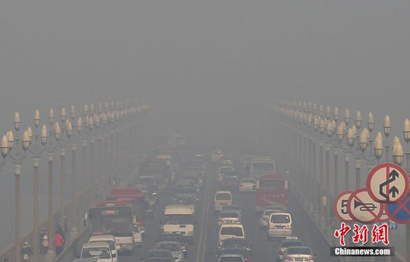 Heavy smog and fog hit Nanjing, Jiangsu Province, on Dec. 4, 2013.
