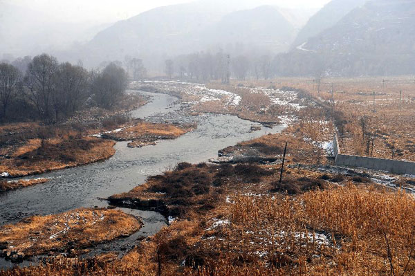 Photo taken on Jan. 6, 2013 shows Zhuozhang River which is polluted by the aniline released from the Tianji Coal Chemical Industry Group in Changzhi, north China's Shanxi Province. [Photo/Xinhua]