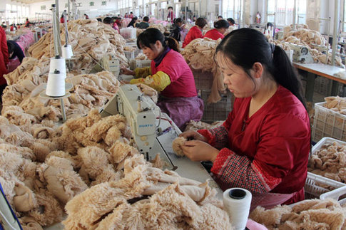 Workers produce stuffed toys at a factory in Ganyu county in Jiangsu province. [China Daily]