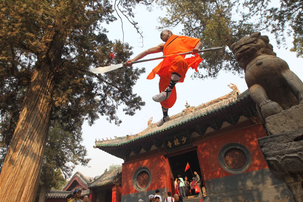 A student at Shaolin Tagou Martial Arts School in Dengfeng, Henan province, performs Shaolin kung fu for tourists at the Shaolin Temple scenic area. Gao Shanyue / for China Daily