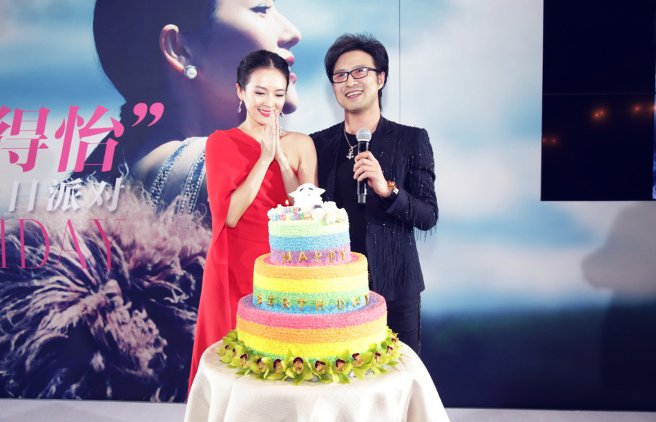 Chinese singer Wang Feng and his girlfriend actress Zhang Ziyi's stand in front of a birthday cake at a party on February 7, 2015. [Photo / sina.com]