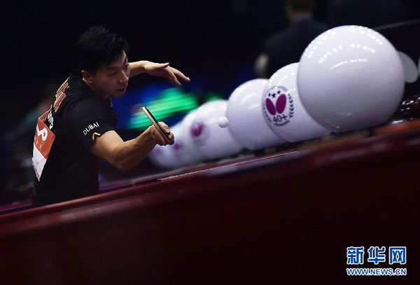 Ma Long competes against Frenchman Emmanuel Lebesson during the Men's Singles match at the Qoros 2015 World Table Tennis Championships in Suzhou, city of east China's Jiangsu Province, on April 29, 2015. Ma Long won the match 4-1. [Xinhua]