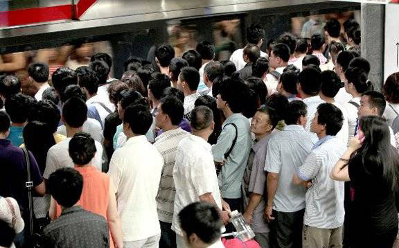 A large amount of people wait for the subway in Beijing during the rush hour. [Photo: China.com.cn] 