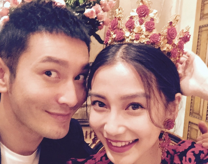 5月27日下午，黄晓明在微博晒出结婚证，Angelababy随后转发，宣布两人正式结为夫妻。至此，37岁的黄晓明与26岁Baby结束了六年爱情长跑。有消息称，两人计划10月在上海举办婚礼。[资料图]