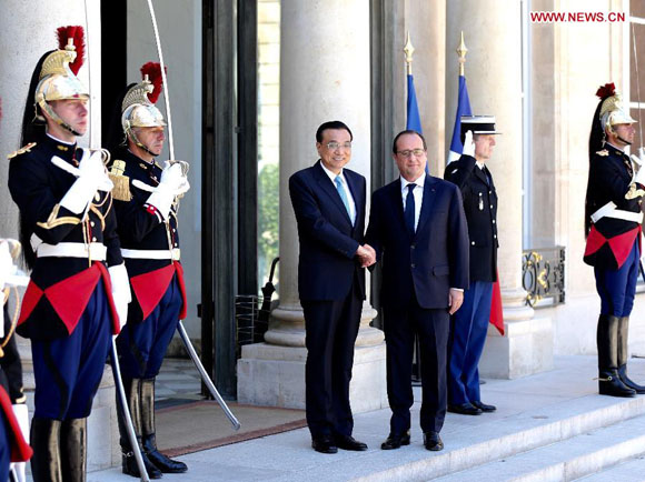 Chinese Premier Li Keqiang (L) meets with French President Francois Hollande in Paris, France, June 30, 2015. [Photo/Xinhua]