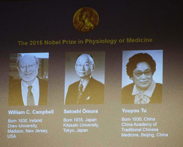 A screen shows the 2015 Nobel laureates for Physiology or Medicine including China's Tu Youyou, Japan's Satoshi Omura and Irish-born William Campbell (R to L) at the Karolinska Institute in Stockholm, Sweden, Oct. 5, 2015. [Xinhua]