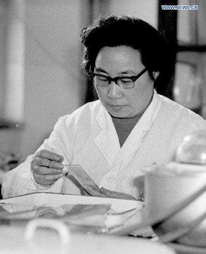 Undated file photo shows Tu Youyou, a pharmacologist with the China Academy of Chinese Medical Sciences, working to make artemisinin, a drug therapy for malaria, in 1980s.[Xinhua]