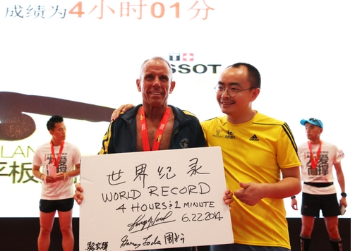 George Hood, a retired United States Marine, breaks the Guinness World Record in Beijing for 'longest time in an abdominal plank position'. 