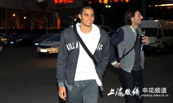 Giovanni Moreno(L) and Rolando Schiavi skipped Shenhua's Sunday match due to the payment dispute. 